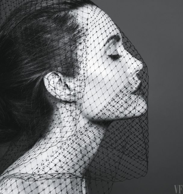 Femme fatale: розкішна Анджеліна Джолі в образі жінки-вамп прикрасила сторінки глянцю
