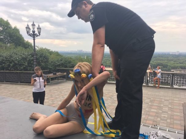 Картинки по запросу голая активистка на украине