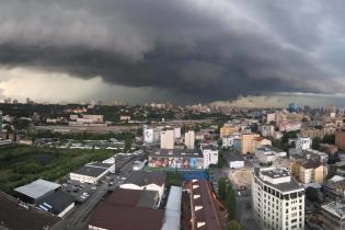 Шалена негода у Києві: вулиці перетворилися на річки, дерево впало на жінку