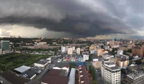 "Зараз бомбоне". У Мережі публікують апокаліптичні фото негоди у Києві
