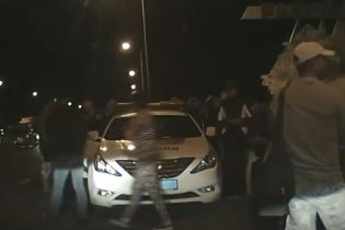На українсько-польському кордоні побили патрульних поліцейських і пошкодили їхнє авто