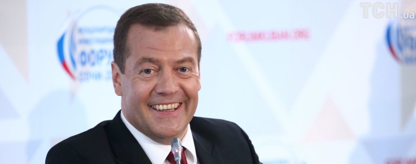Медведев анонсировал создание в России офшоров, которые помогут олигархам под санкциями