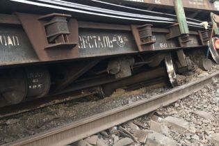 На Днепропетровщине сошли с рельсов грузовые вагоны, пассажирские поезда курсируют с задержкой