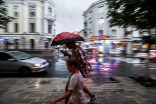 Після суботніх злив з градом та грозами Україну візьме в полон сильна спека
