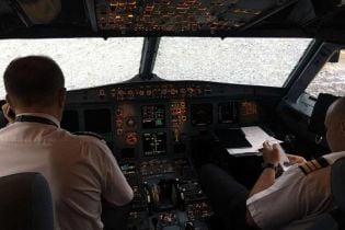Ексклюзив ТСН. Український пілот розповів, як посадив пошкоджений градом літак і вразив Туреччину