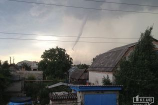 Після смерчу. Ціла вулиця у Кривому Розі третій місяць живе без газу