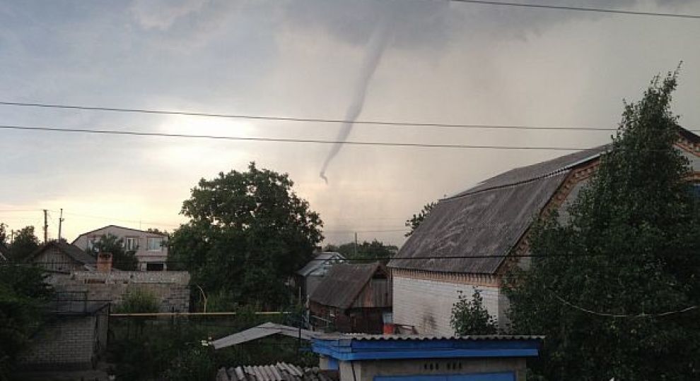 Потужний ураган в Кривому Розі: у ДСНС підрахували, скільки дахів негода зірвала з будинків у місті