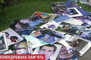 У Дніпрі вандали сплюндрували Алею героїв