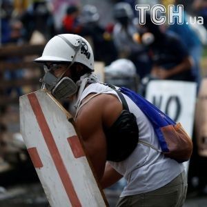 Мадуро заборонив венесуельцям протестувати, натомість вони вийшли на вулиці з коктейлями Молотова