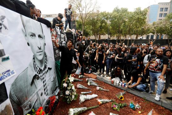 Вокаліста Linkin Park поховали за жорстких заходів безпеки