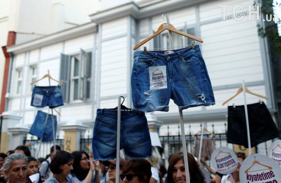 Сотні жінок у Туреччині вийшли на мітинг із шортами замість транспарантів