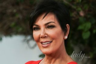 Еще ого-го: 61-летняя Крис Дженнер показала фигуру в купальнике