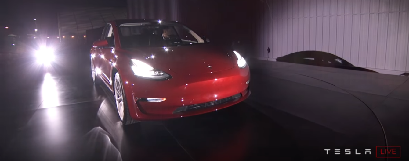 Илон Маск представил серийную версию Tesla Model 3