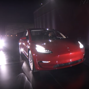 Илон Маск представил серийную версию Tesla Model 3