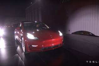 Илон Маск представил серийную версию Tesla Model 3