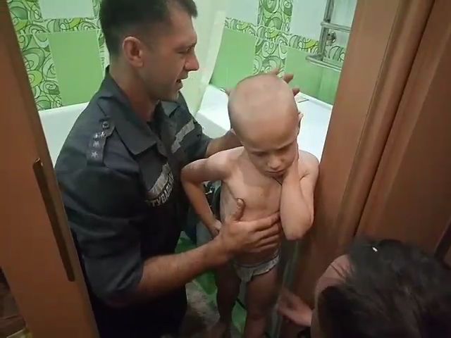 дитина у пралці