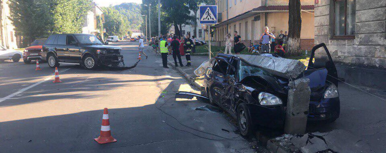 Во Львове Lada Priora снесла электрический столб