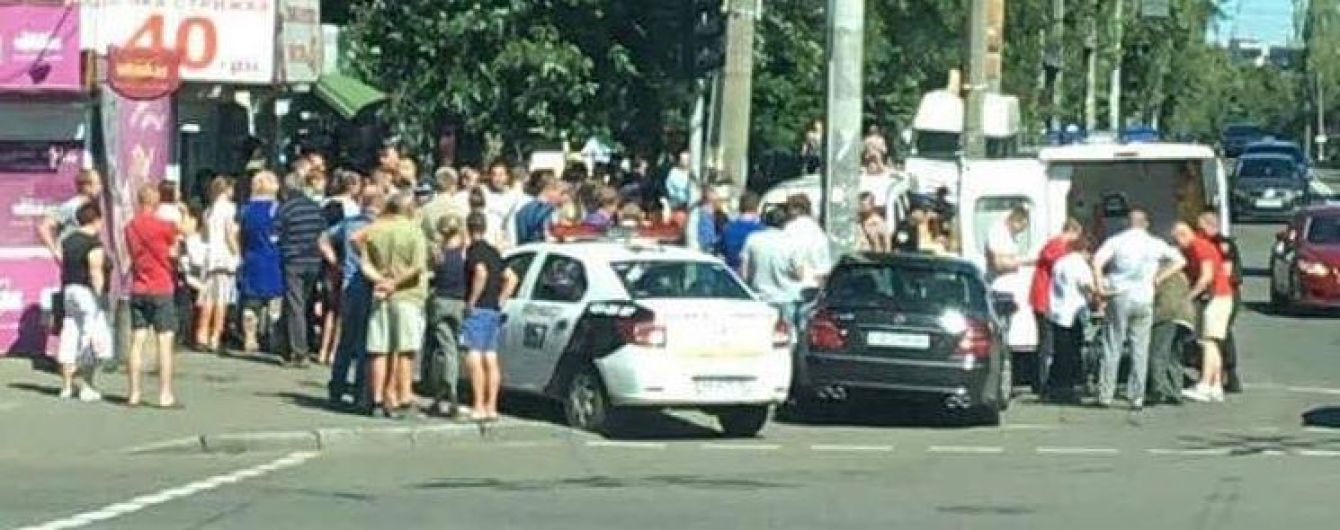 У Києві автомобіль влетів у натовп людей, є постраждалі