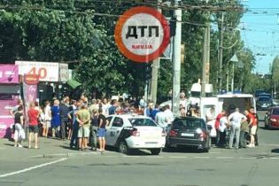 У Києві автомобіль влетів у натовп людей, є постраждалі