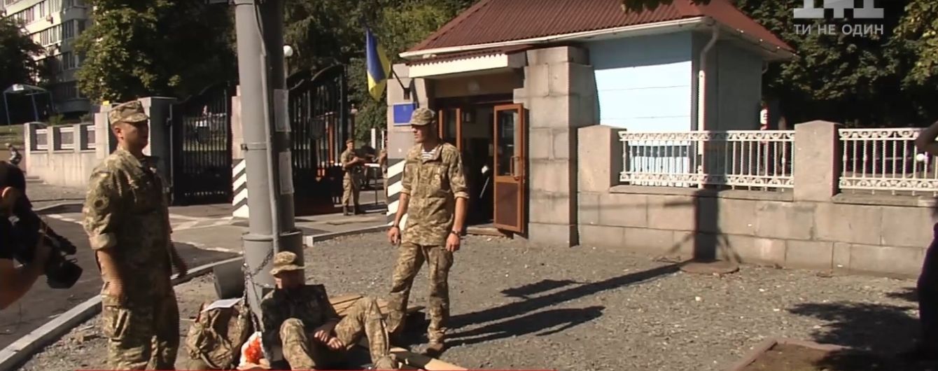 Група військових прикувала себе до паркану Міноборони
