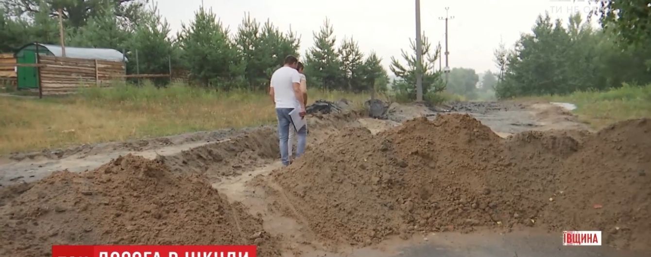 У селі під Києвом раптом заасфальтували приватну землю під будівництво
