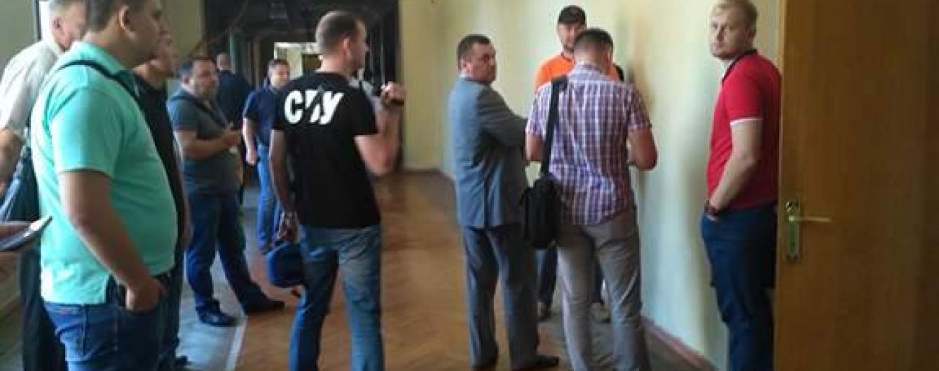 СБУ пришла с обысками в мэрию Запорожья по подозрению в "сливе" данных боевикам