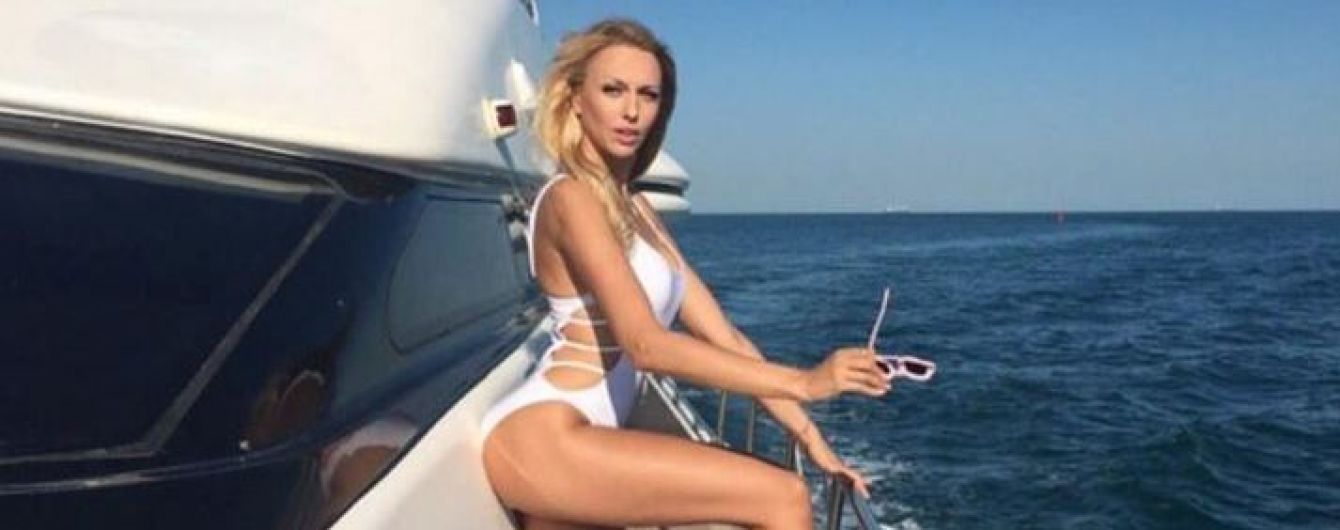 Отдых на яхте: Оля Полякова в купальнике блеснула сексуальной фигурой