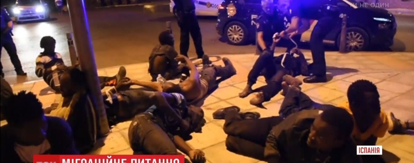 Дві сотні африканців штурмували кордон Іспанії та пробили 6-метровий паркан