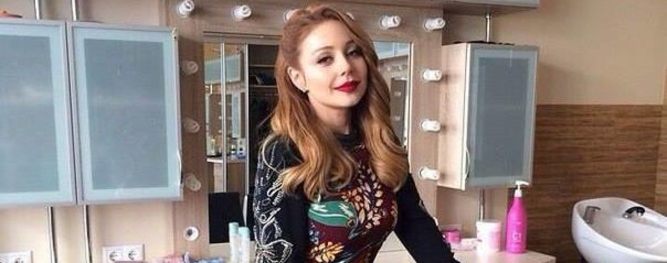 Тіна Кароль з косичками та у топі заграла вдома на акордеоні