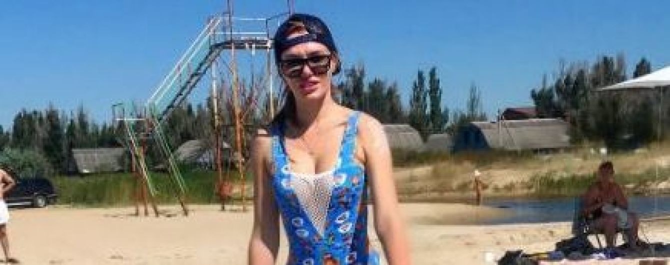 На отдыхе с детьми: Слава Каминская показала идеальную фигуру в купальнике