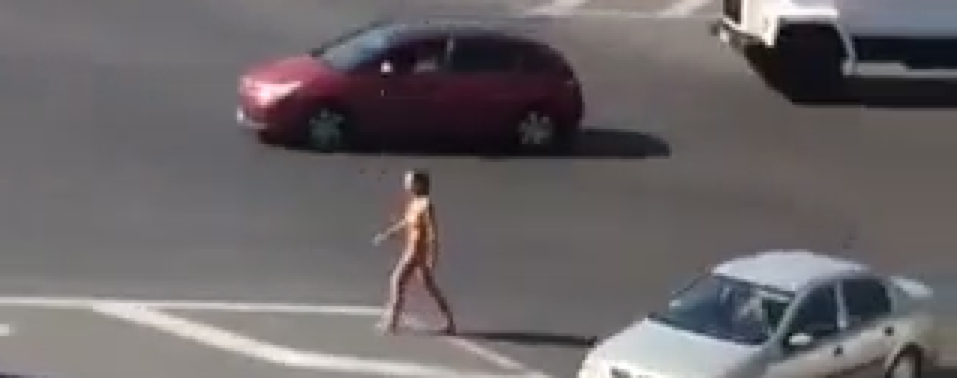 В Киеве на площади Победы разгуливала обнаженная женщина