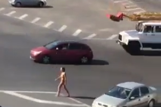 В Киеве на площади Победы разгуливала обнаженная женщина