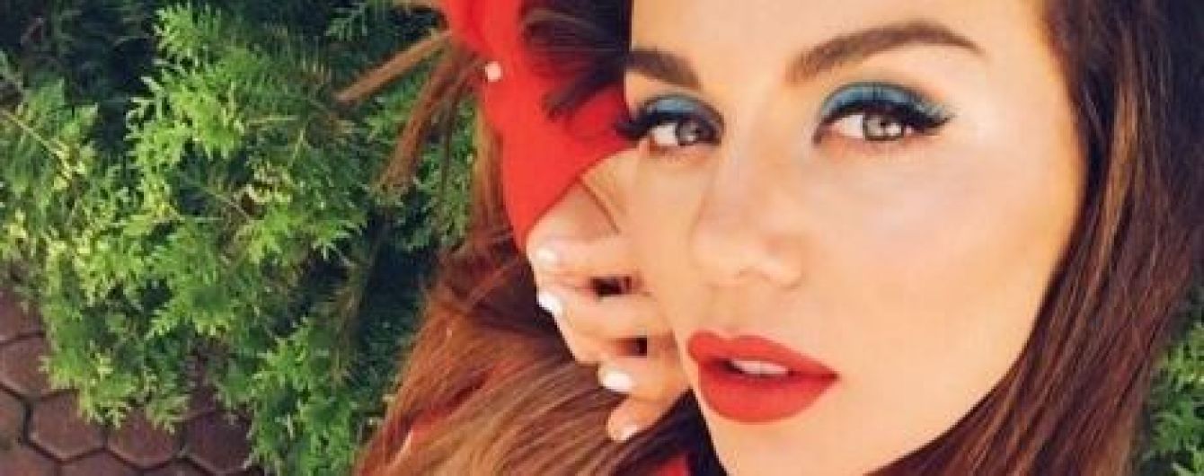 Багатодітна мама Анна Сєдокова показала апетитну фігуру у купальнику