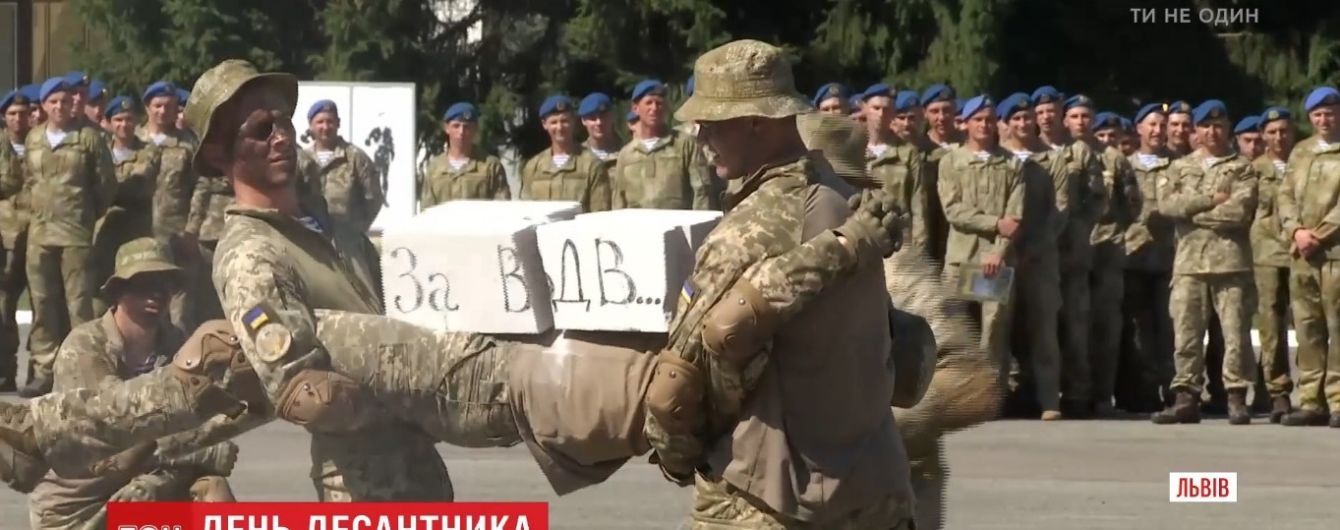 Під залпи артилерії та з парашутними стрибками: в Україні відгуляли день ВДВ