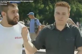 "Розплескалася синява": у Росії з'ясували особу "десантника", який побив журналіста НТВ