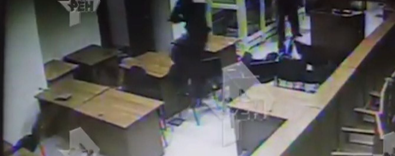 В Сети появилось видео кровавой перестрелки в Московском суде