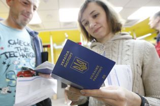 В Україні стрімко скоротилась черга за закордонними паспортами