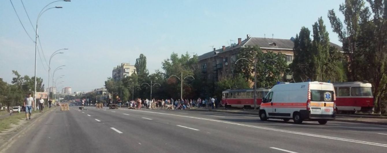 В Киеве митингующие перекрыли Харьковское шоссе: заблокировано движение трамваев и автобусов