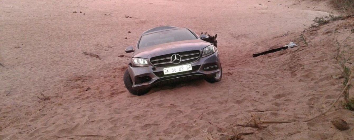 В Африке контрабандисты пытались вывести украденный Mercedes-Benz при помощи ослов