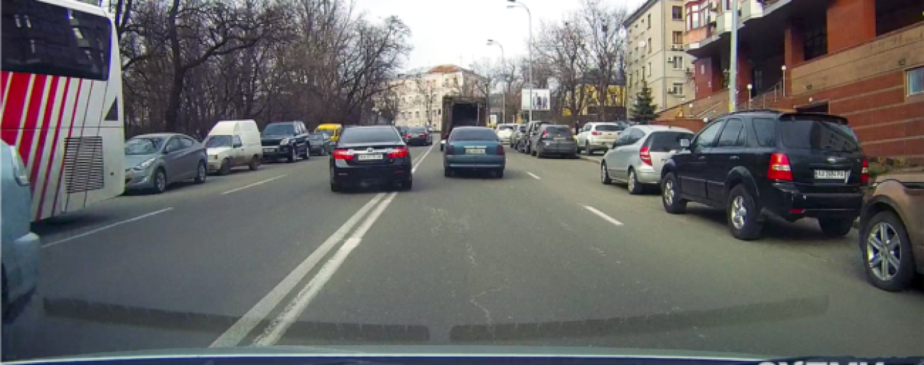 Журналісти показали, як кортежі Луценка, Ложкіна та інших політиків порушують ПДР