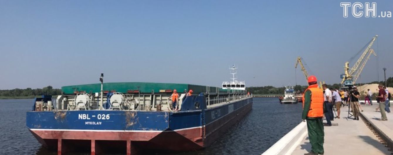 Кавуни з "легендарної" баржі надійшли для продажу в супермаркети Києва