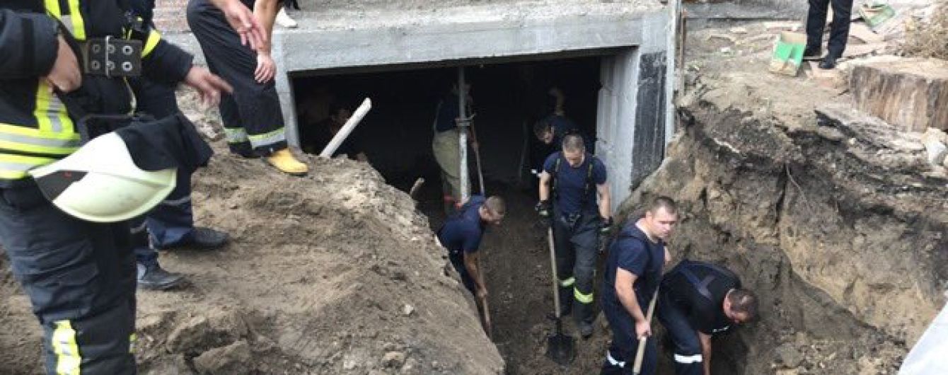 В Киеве на стройплощадке произошел обвал грунта, есть погибший
