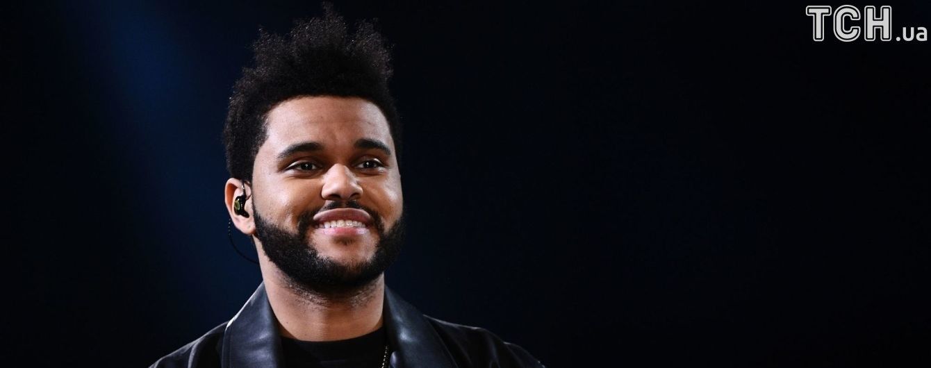 Бойфренд Селены Гомес The Weeknd позировал в объятиях Ирины Шейк и Адрианы Лимы