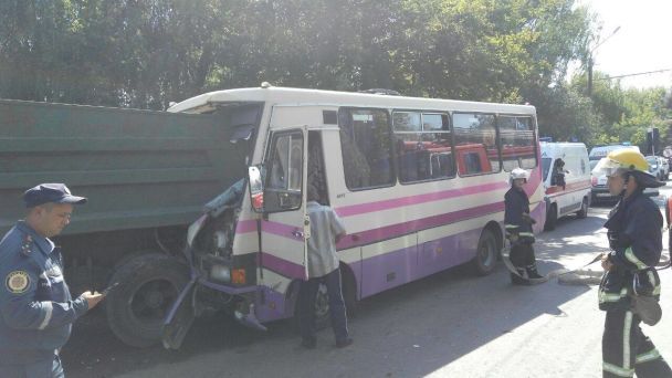 У Луцьку маршрутка влетіла у вантажівку: водієві стало погано за кермом