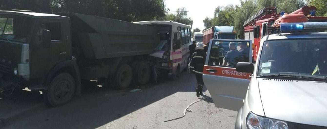 В Луцке маршрутка врезалась в КамАЗ