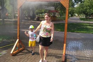 В столичном парке для спасения от жары установили "душ"