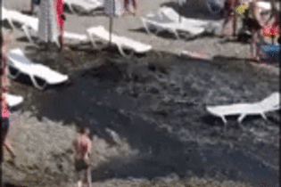В Сочи полтора часа из-под земли на пляж и в море бил "гейзер" из нечистот