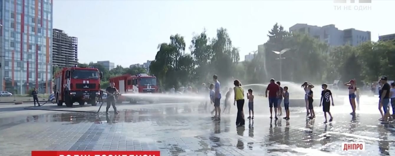 У Дніпрі пожежники в спеку почали поливати містян водою з гідрантів