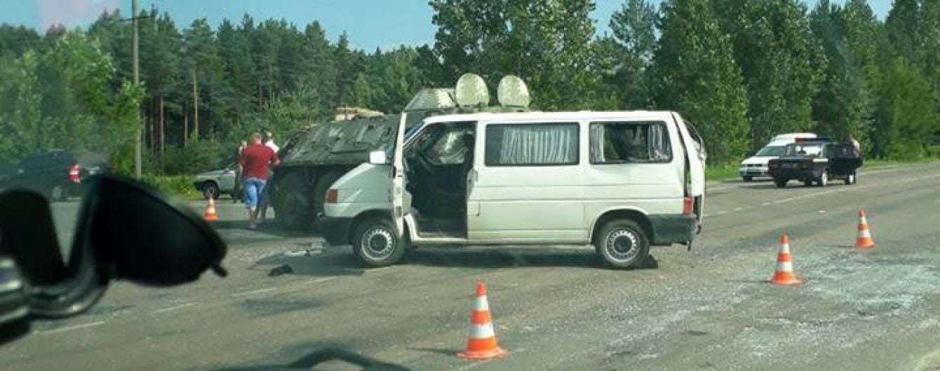 Військовий БТР зіткнувся з мікроавтобусом на Рівненщині
