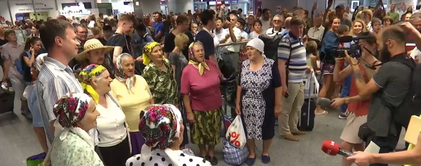 "Безвизовые" бабушки вернулись домой звездами и рассказали подробности своих еврогастролей